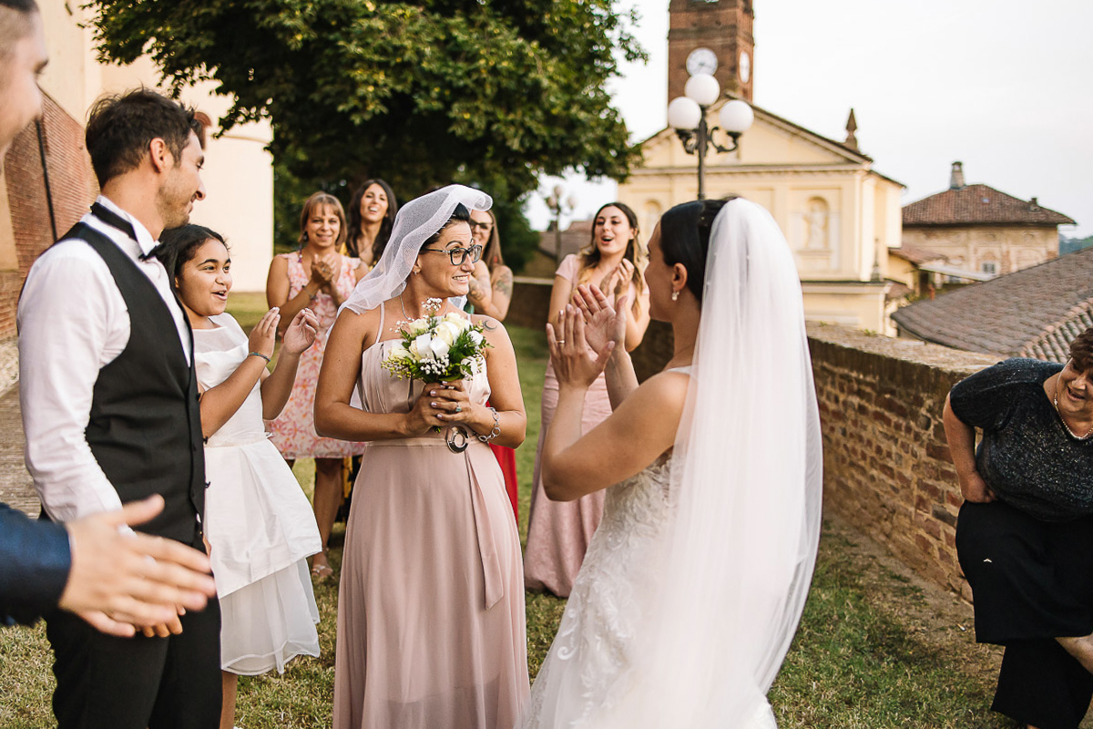 Castello di Cortanze, matrimonio. Ricevimento.Foto di coppia al tramonto. Lancio del bouquet