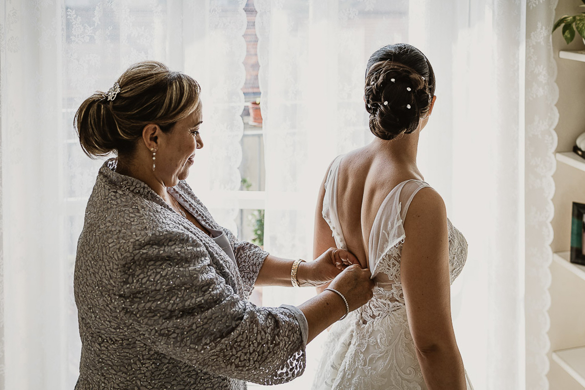 Matrimonio a Torino, preparazione della sposa, vestizione della sposa.