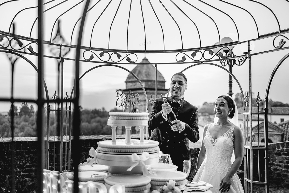 Castello di Cortanze, matrimonio. Ricevimento.Foto di coppia al tramonto. Taglio della torta