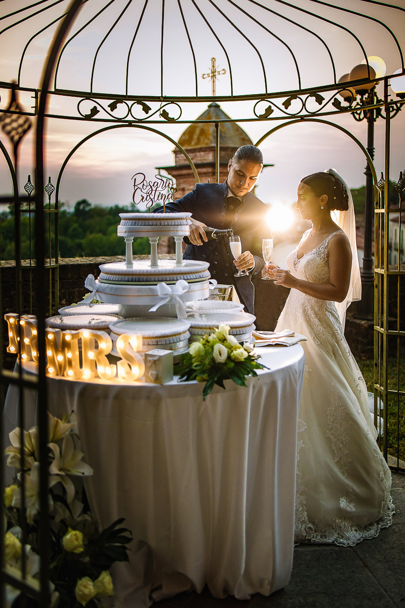 Castello di Cortanze, matrimonio. Ricevimento.Foto di coppia al tramonto. Taglio della torta
