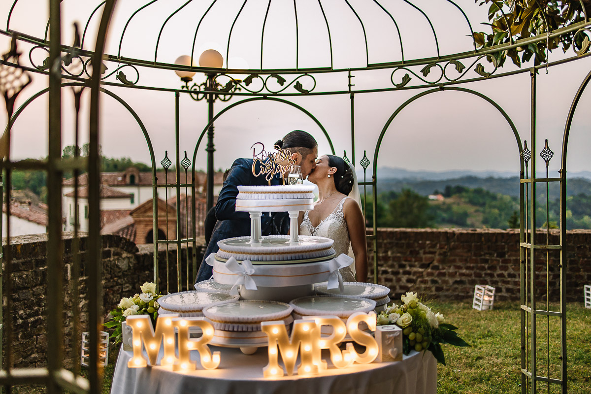 Castello di Cortanze, matrimonio. Ricevimento.Foto di coppia al tramonto. Taglio della torta