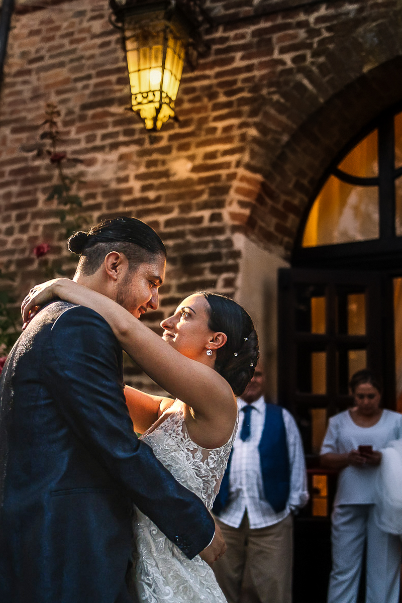 Castello di Cortanze, matrimonio. Ricevimento.Foto di coppia al tramonto. Ballo degli sposi