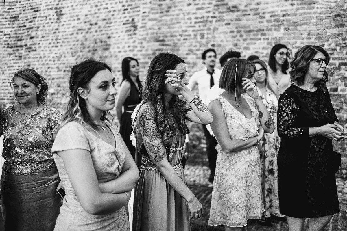 Castello di Cortanze, matrimonio. Ricevimento.Ballo degli sposi. Invitate commosse che piangono
