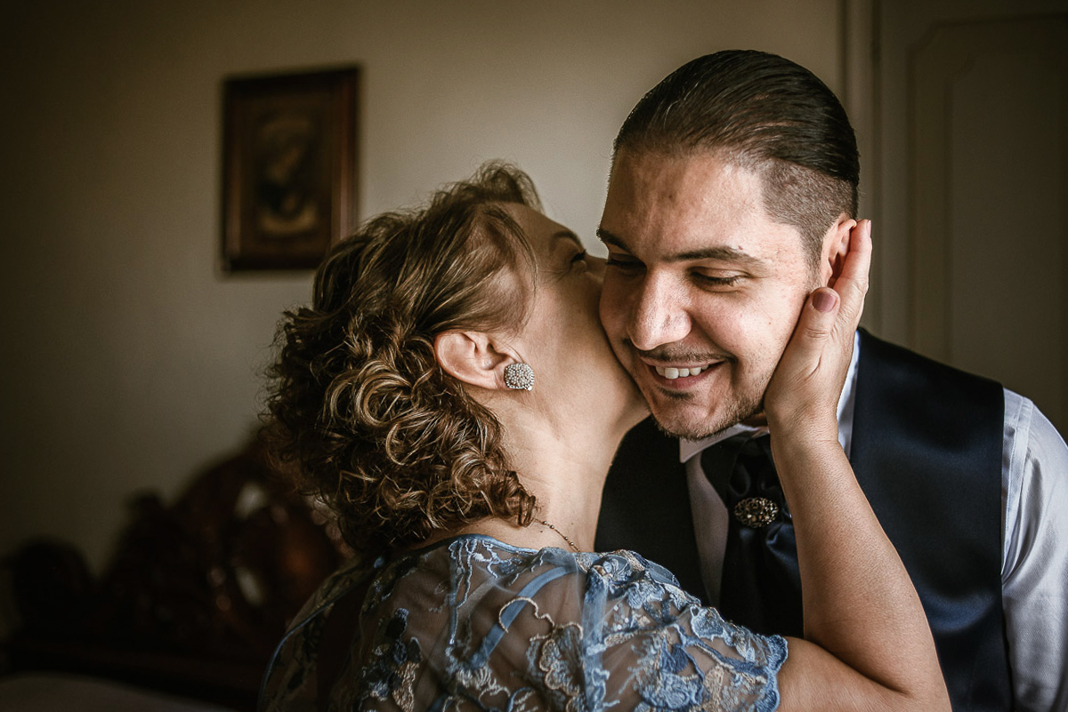 Matrimonio a Torino, preparazione dello sposo. mamma bacia lo sposo.