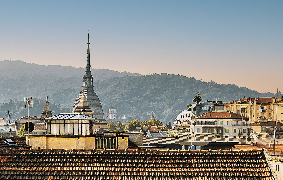 Matrimonio a Torino, preparazione della sposa, Veduta di Torino e della Mole Antonelliana dal balcone