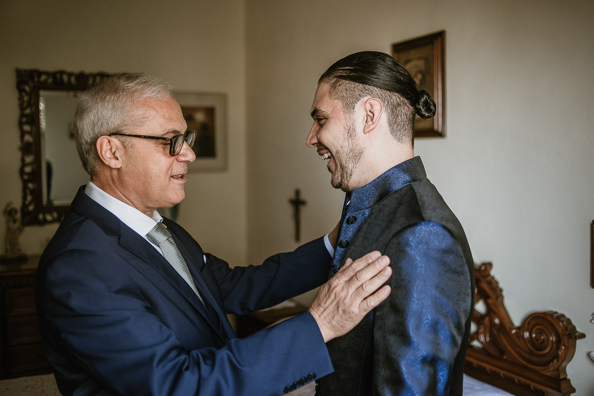 Matrimonio a Torino, preparazione dello sposo. Sposo con il padre.
