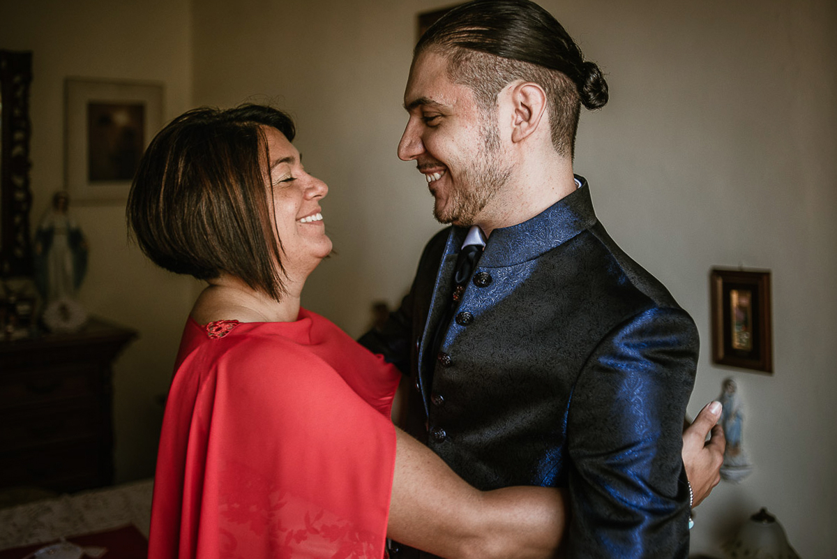 Matrimonio a Torino, preparazione dello sposo. Sorella abbraccia lo sposo.