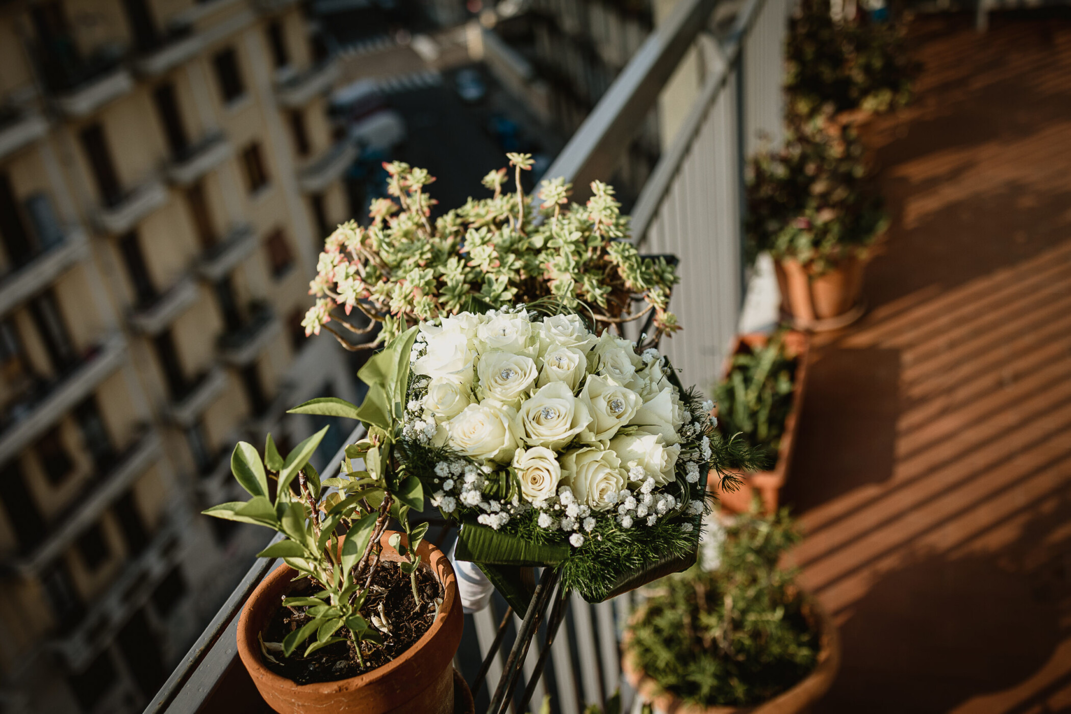 Matrimonio a Torino, preparazione della sposa, Bouquet sul balcone all'ultimo piano del palazzo.