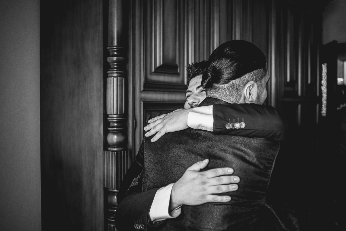 Matrimonio a Torino, preparazione dello sposo. Amico abbraccia lo sposo.
