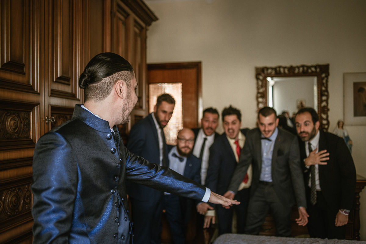 Matrimonio a Torino, preparazione dello sposo. Sposo con gli amici.