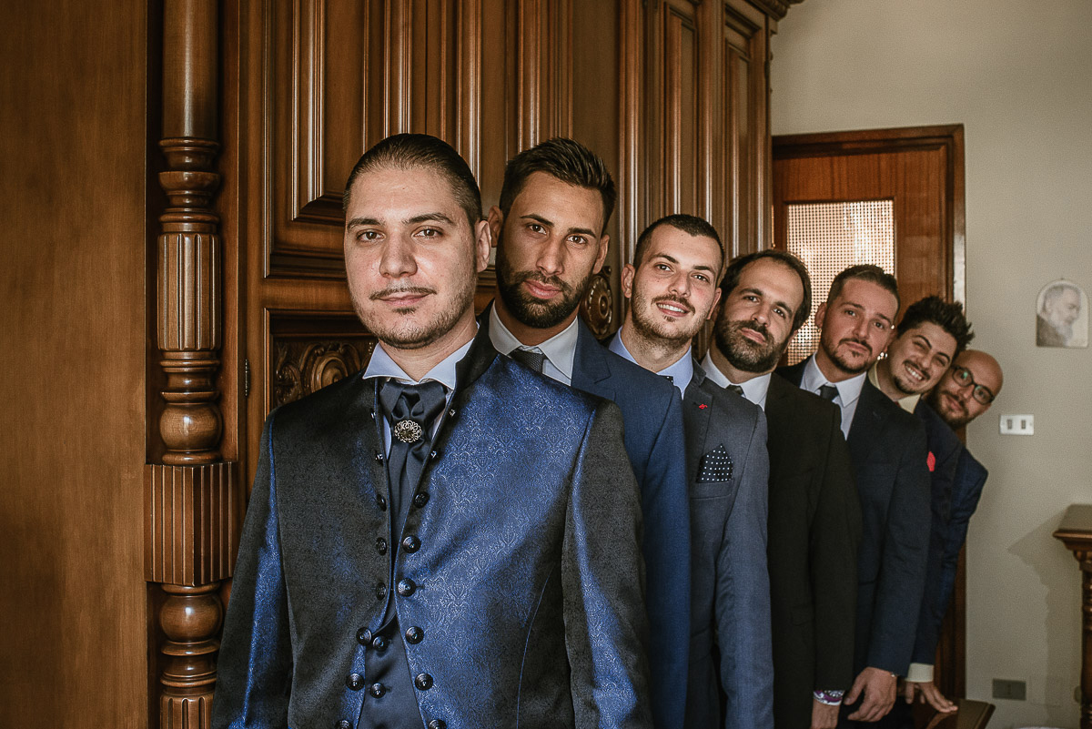 Matrimonio a Torino, preparazione dello sposo. Sposo con gli amici.