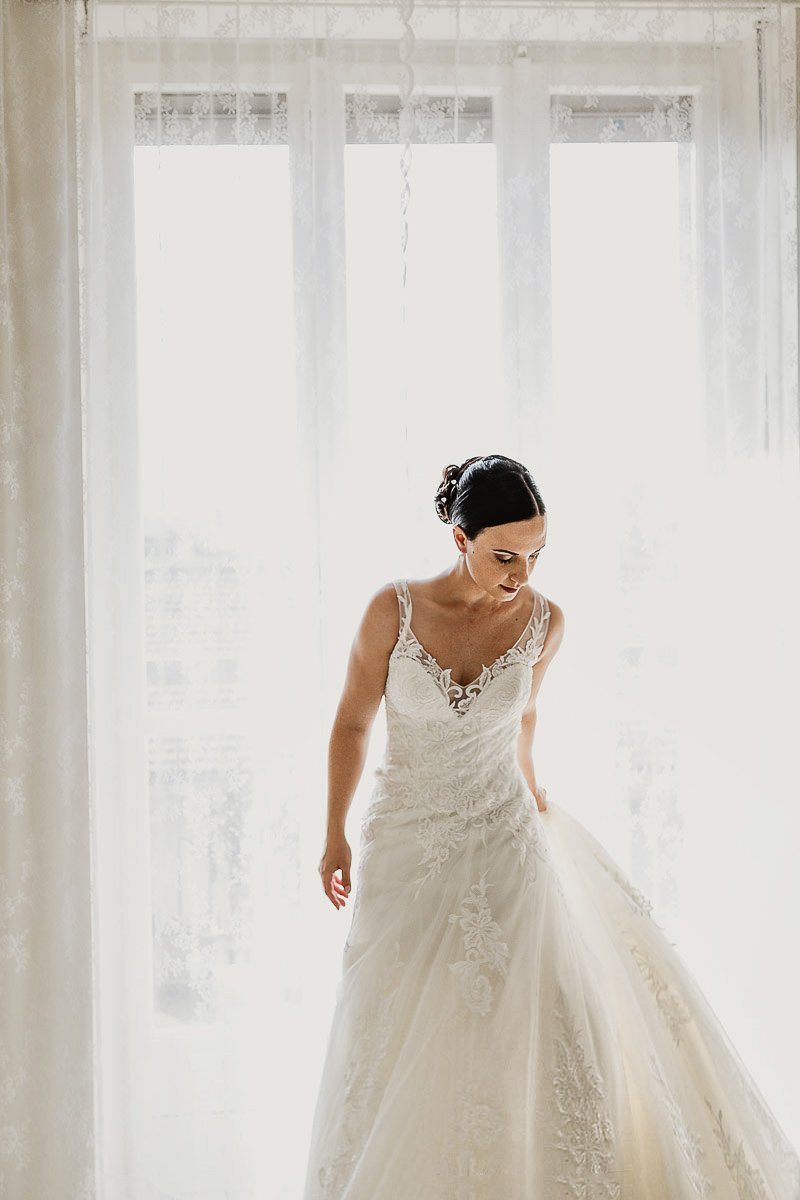 Matrimonio a Torino, preparazione della sposa, sposa si sistema l'abito.