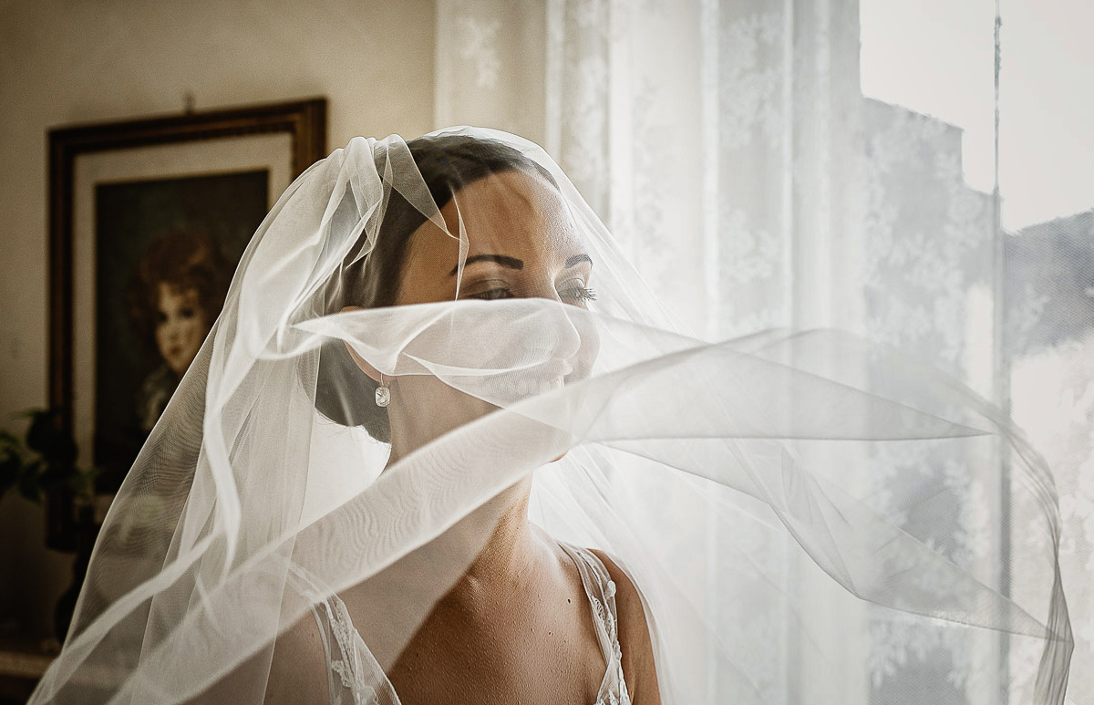 Matrimonio a Torino, preparazione della sposa, sposa sotto il velo.