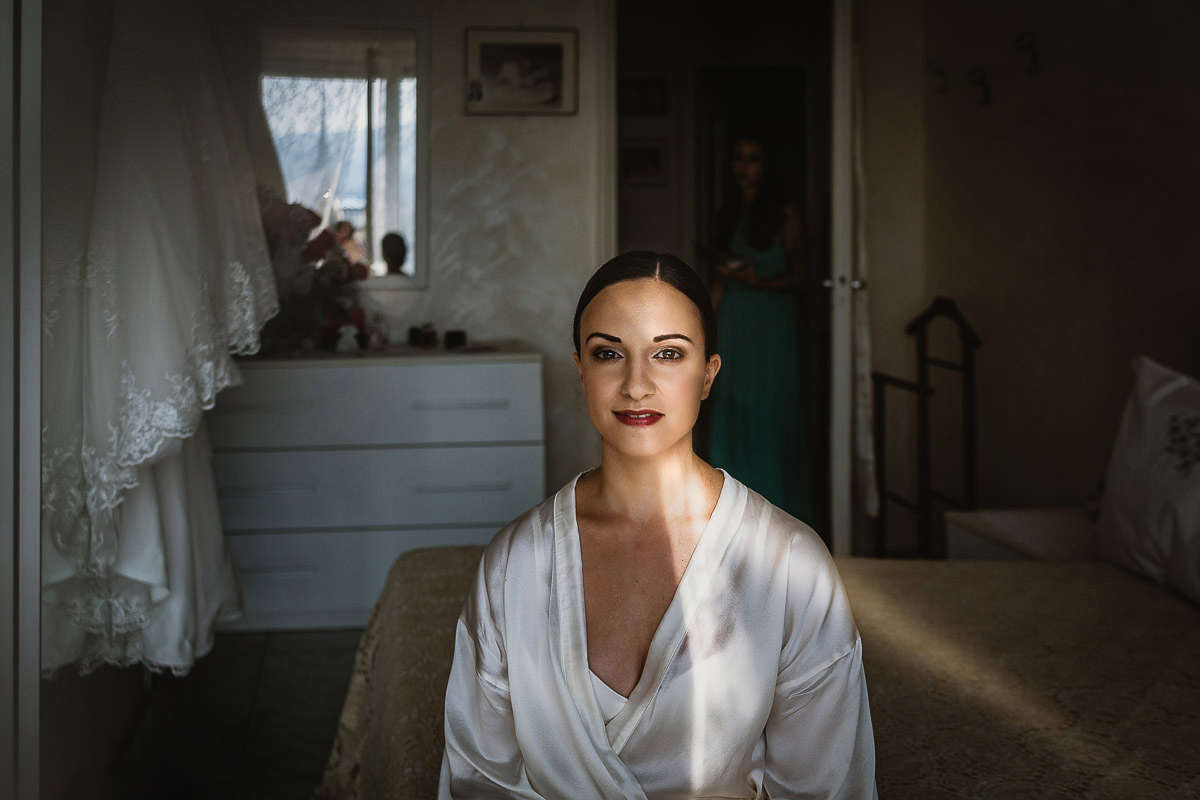 Matrimonio a Torino, preparazione della sposa, un raggio di sole illumina uno spicchio del viso