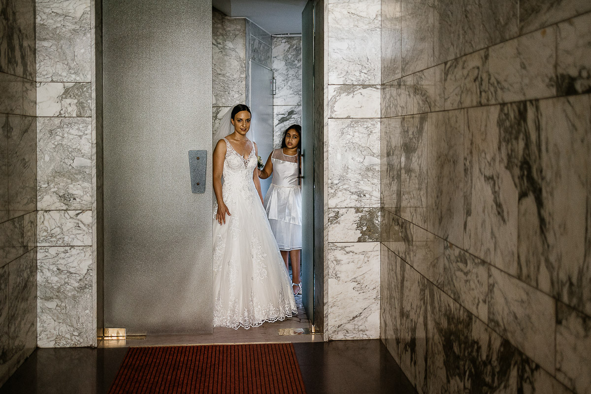 Matrimonio a Torino, preparazione della sposa, sposa esce con la sorellina.
