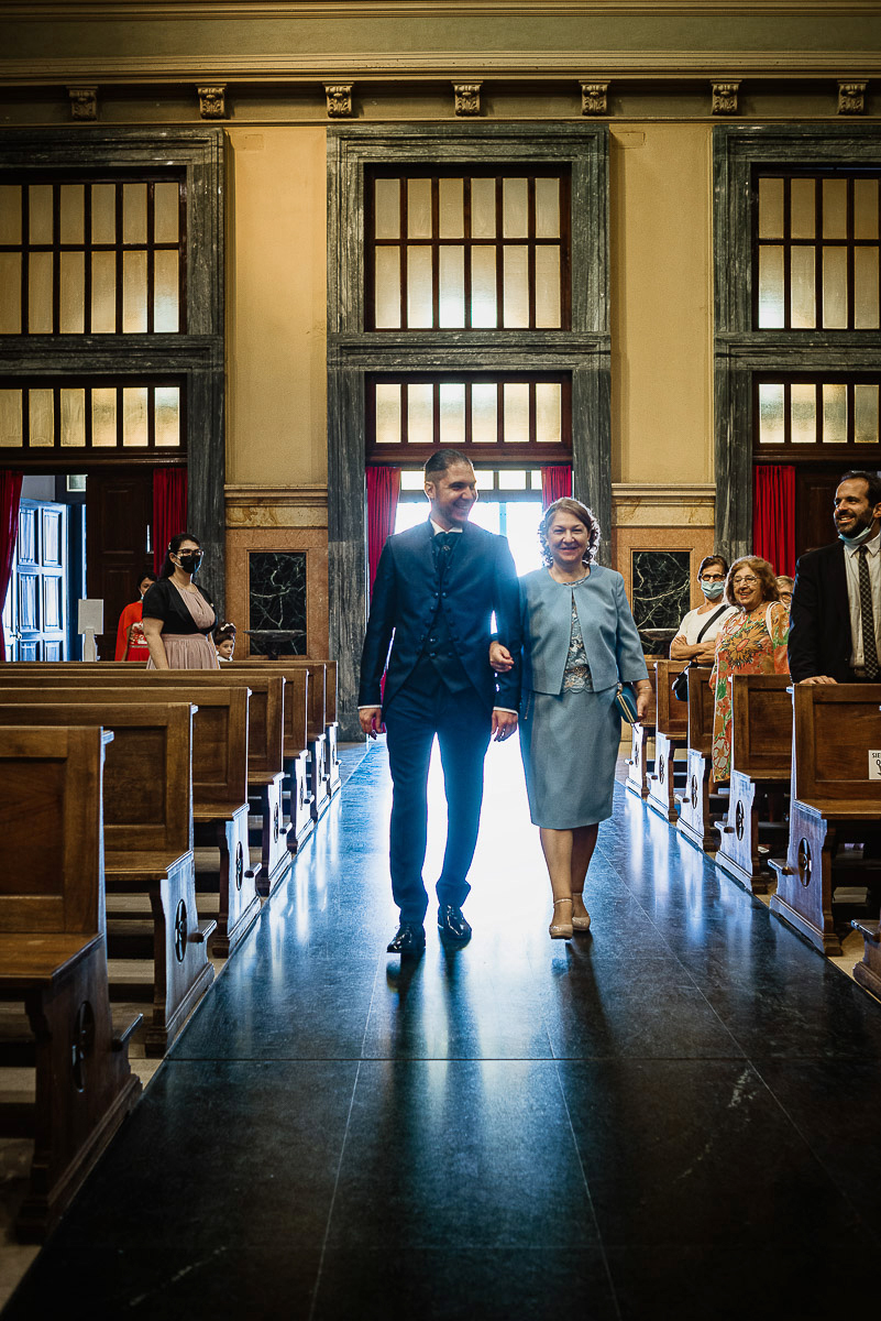Matrimonio a Torino, chiesa di San Gioacchino. Cerimonia. Entrata dello sposo con la mamma