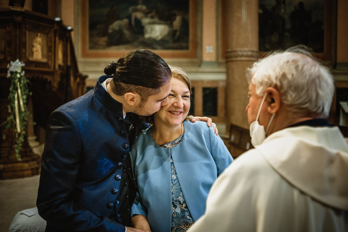 Matrimonio a Torino, chiesa di San Gioacchino. Cerimonia. Sposo bacia la mamma.