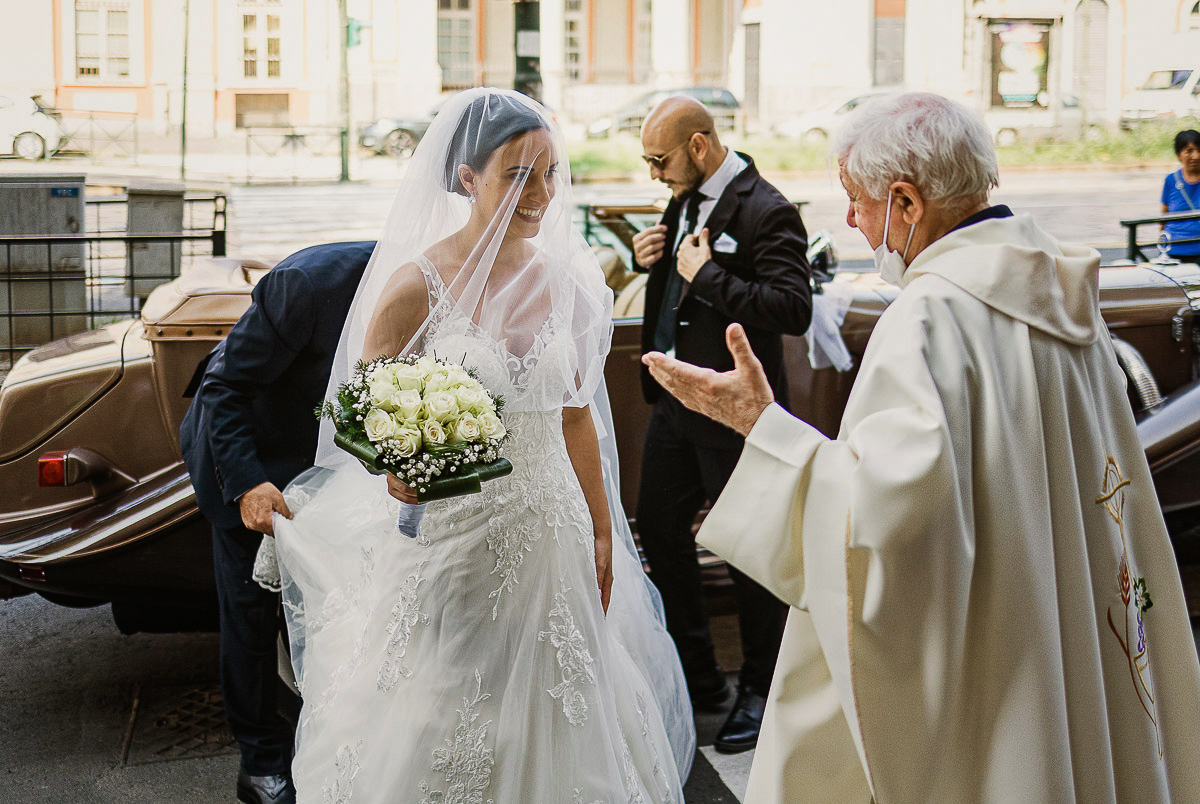 Matrimonio a Torino, chiesa di San Gioacchino. Cerimonia. Arrivo della sposa. Sacerdote va ad accoglierla all'esterno.