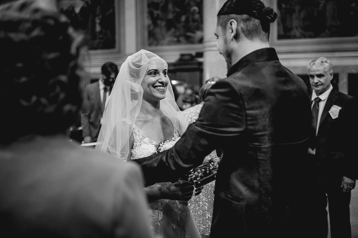 Matrimonio a Torino, chiesa di San Gioacchino. Cerimonia. Sposo scosta il velo dal viso della sposa.