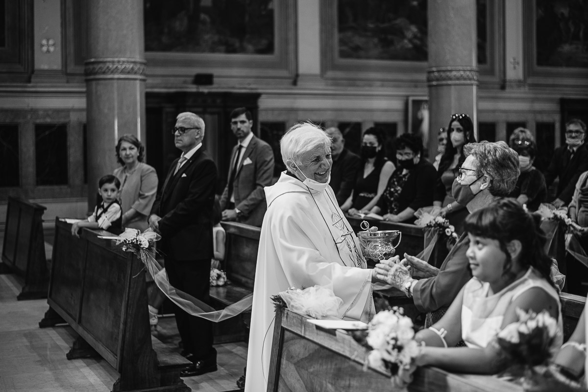 Matrimonio a Torino, chiesa di San Gioacchino. Cerimonia. sacerdote saluta la nonna della sposa.