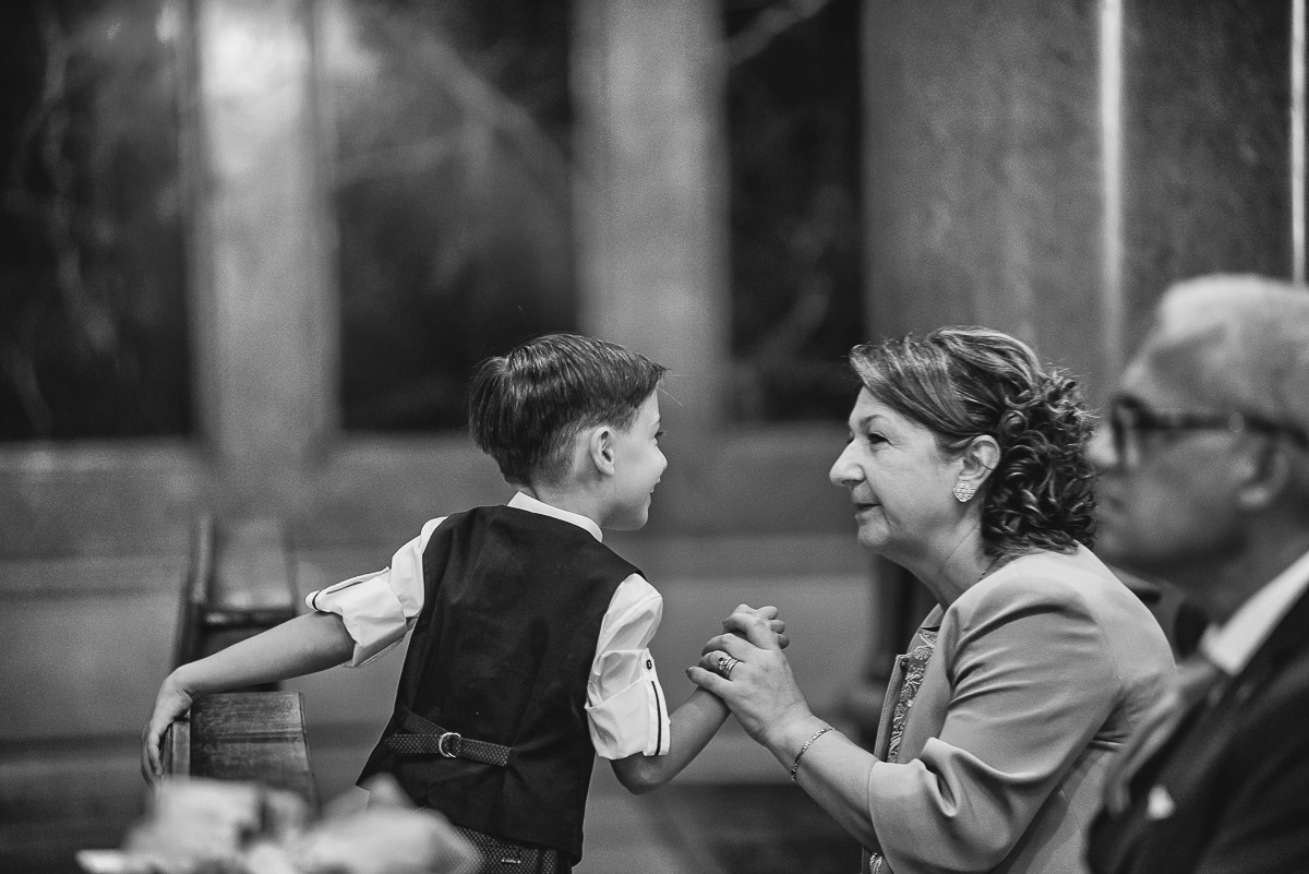 Matrimonio a Torino, chiesa di San Gioacchino. Cerimonia.. mamma dello sposo parla con il nipotino.