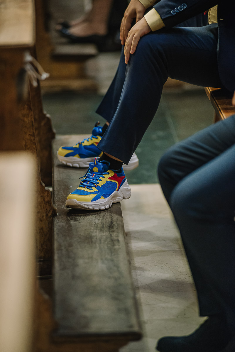 Matrimonio a Torino, chiesa di San Gioacchino. Cerimonia.Particolare delle scarpe di un invitato.