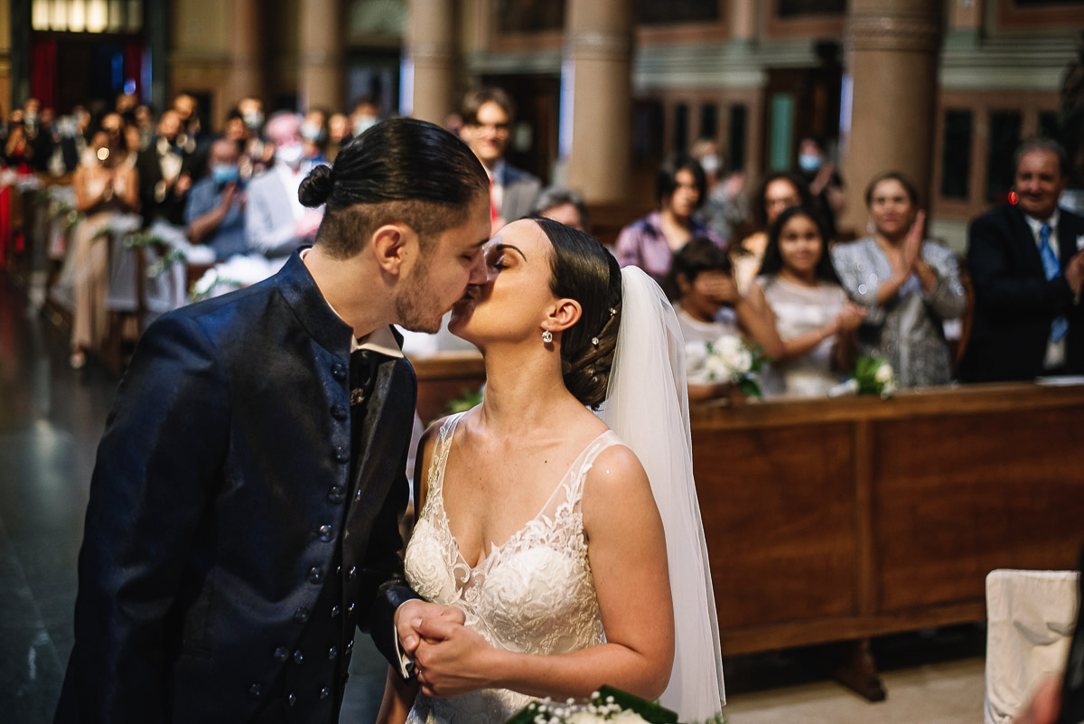 Matrimonio a Torino, chiesa di San Gioacchino. Cerimonia.Bacio degli sposi.