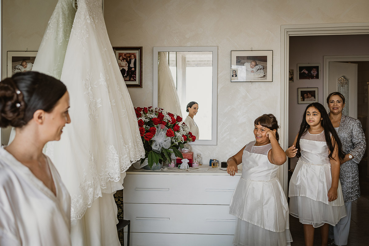 Matrimonio a Torino, preparazione della sposa, arrivo delle sorelline e della madre.