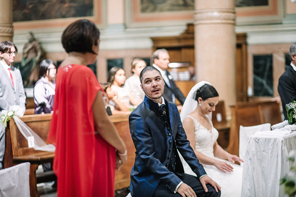 Matrimonio a Torino, chiesa di San Gioacchino. Cerimonia. Sposo parla con la sorella.