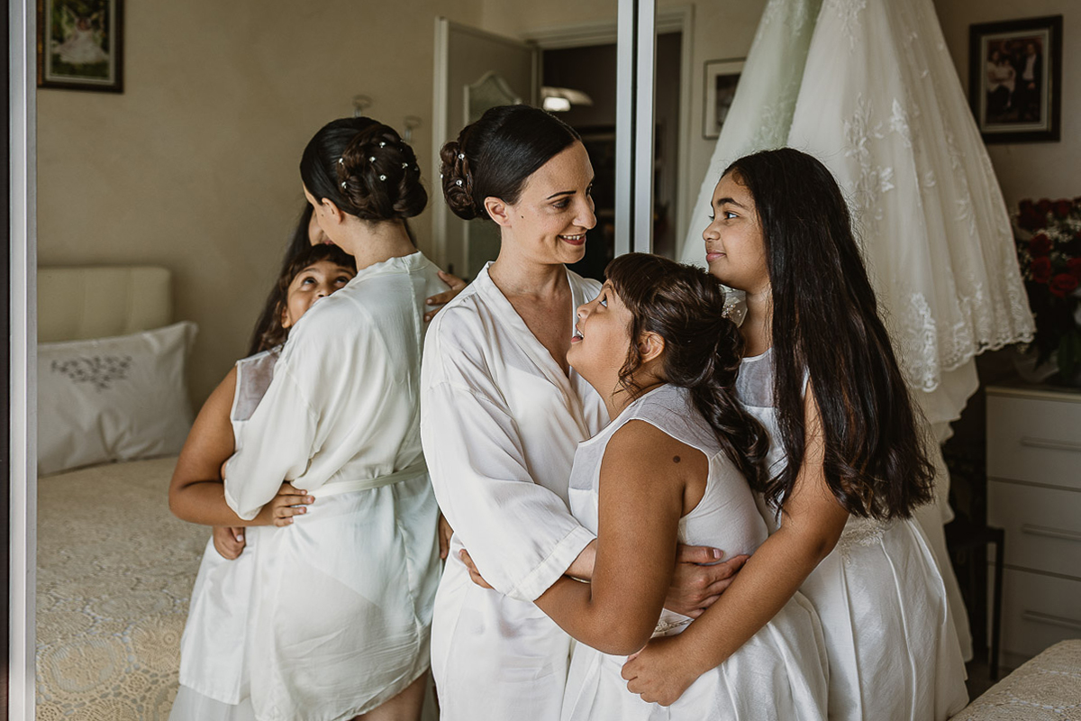 Matrimonio a Torino, preparazione della sposa, sposa abbraccia le sorelline.