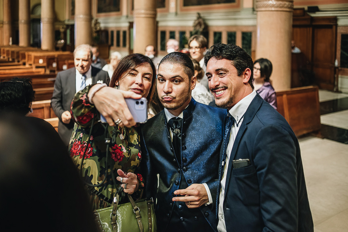 Matrimonio a Torino, chiesa di San Gioacchino. Cerimonia. Selfie dello sposo con amici.