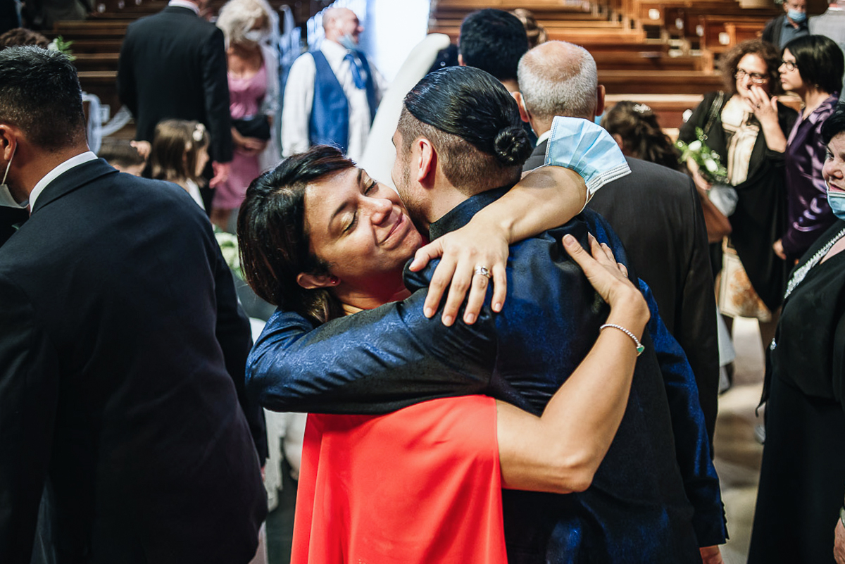 Matrimonio a Torino, chiesa di San Gioacchino. Cerimonia. Abbraccio dello sposo con la sorella