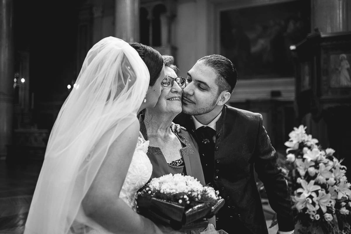 Matrimonio a Torino, chiesa di San Gioacchino. Cerimonia. Sposi baciano la nonna.