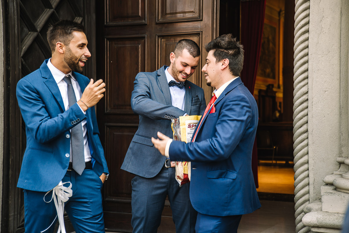 Matrimonio a Torino, chiesa di San Gioacchino. Cerimonia. Amici si preparano al lancio del riso.