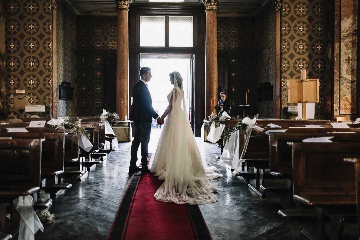 Matrimonio a Torino, cerimonia chiesa dei Santi Angeli Custodi. messa.. uscita degli sposi. Sposi che si guardano.