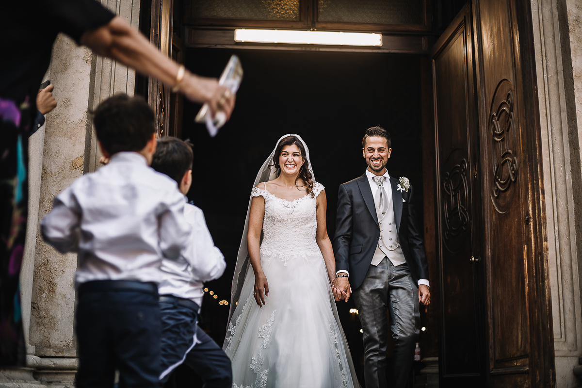 Matrimonio a Torino, cerimonia chiesa dei Santi Angeli Custodi. messa. lancio del riso.
