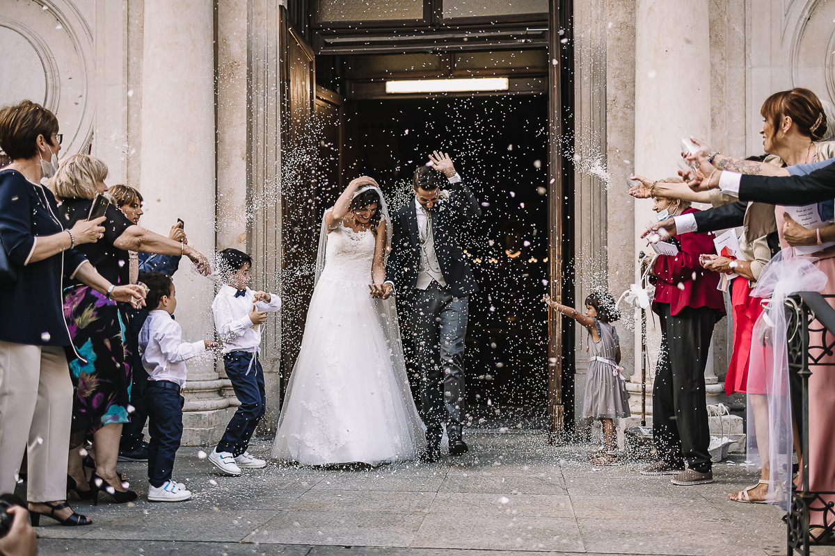 Matrimonio a Torino, cerimonia chiesa dei Santi Angeli Custodi. messa. lancio del riso.