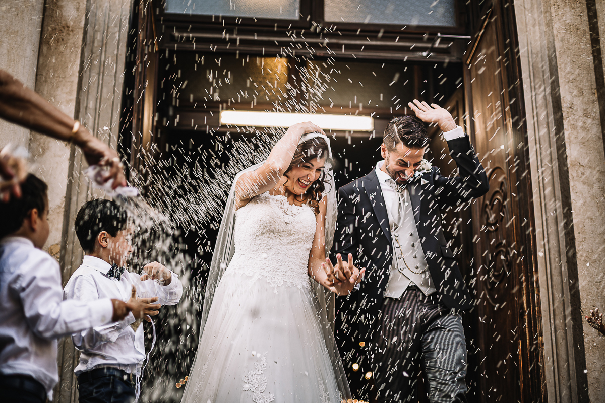 Matrimonio a Torino, cerimonia chiesa dei Santi Angeli Custodi. messa. lancio del riso.