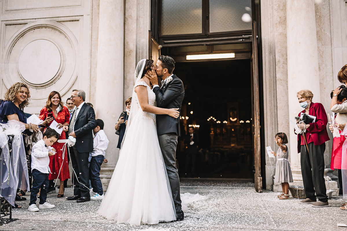 Matrimonio a Torino, cerimonia chiesa dei Santi Angeli Custodi. messa. lancio del riso.bacio.