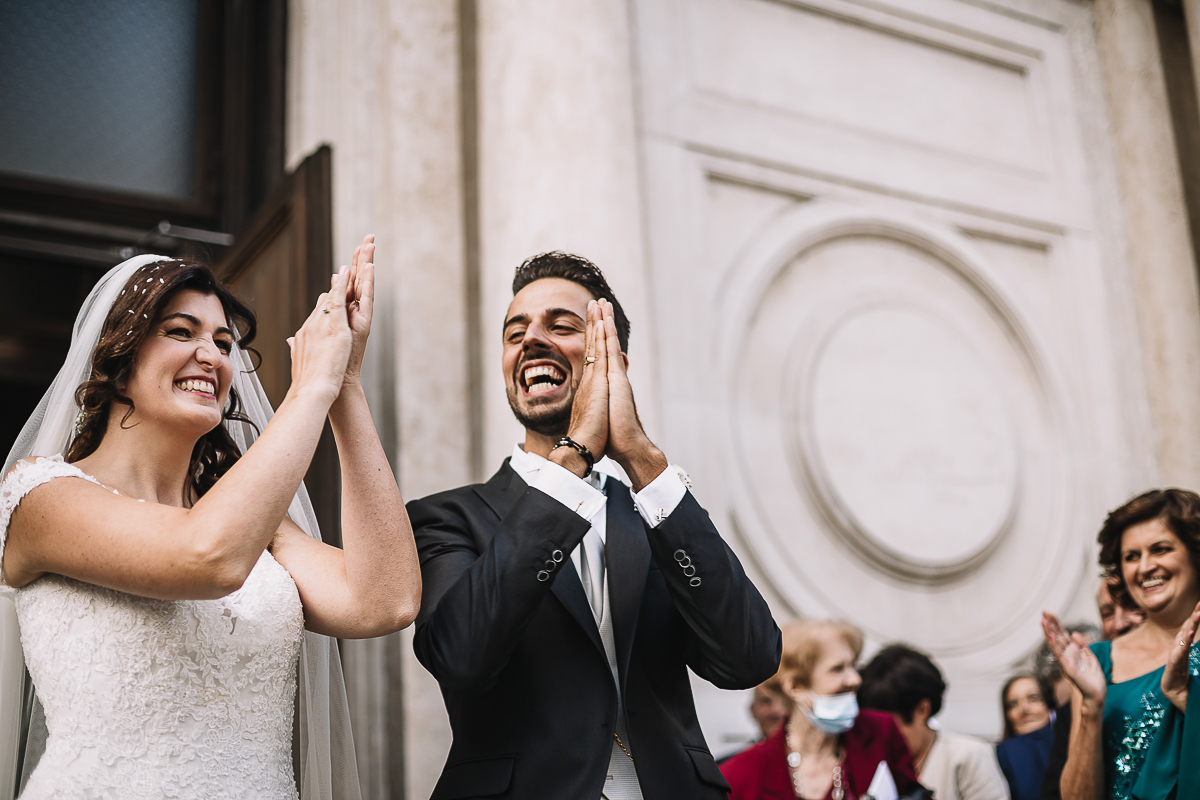 Matrimonio a Torino, cerimonia chiesa dei Santi Angeli Custodi. messa. lancio del riso. sposi applaudono.