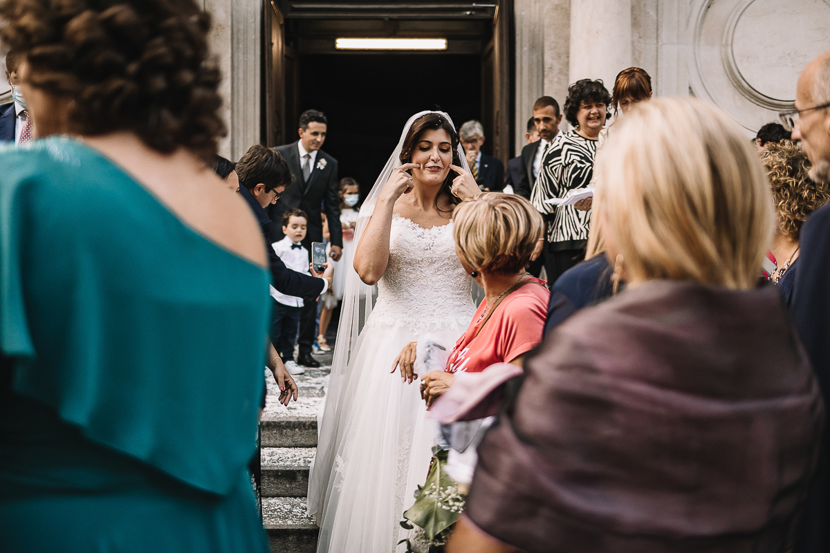 Matrimonio a Torino, cerimonia chiesa dei Santi Angeli Custodi. messa. lancio del riso.