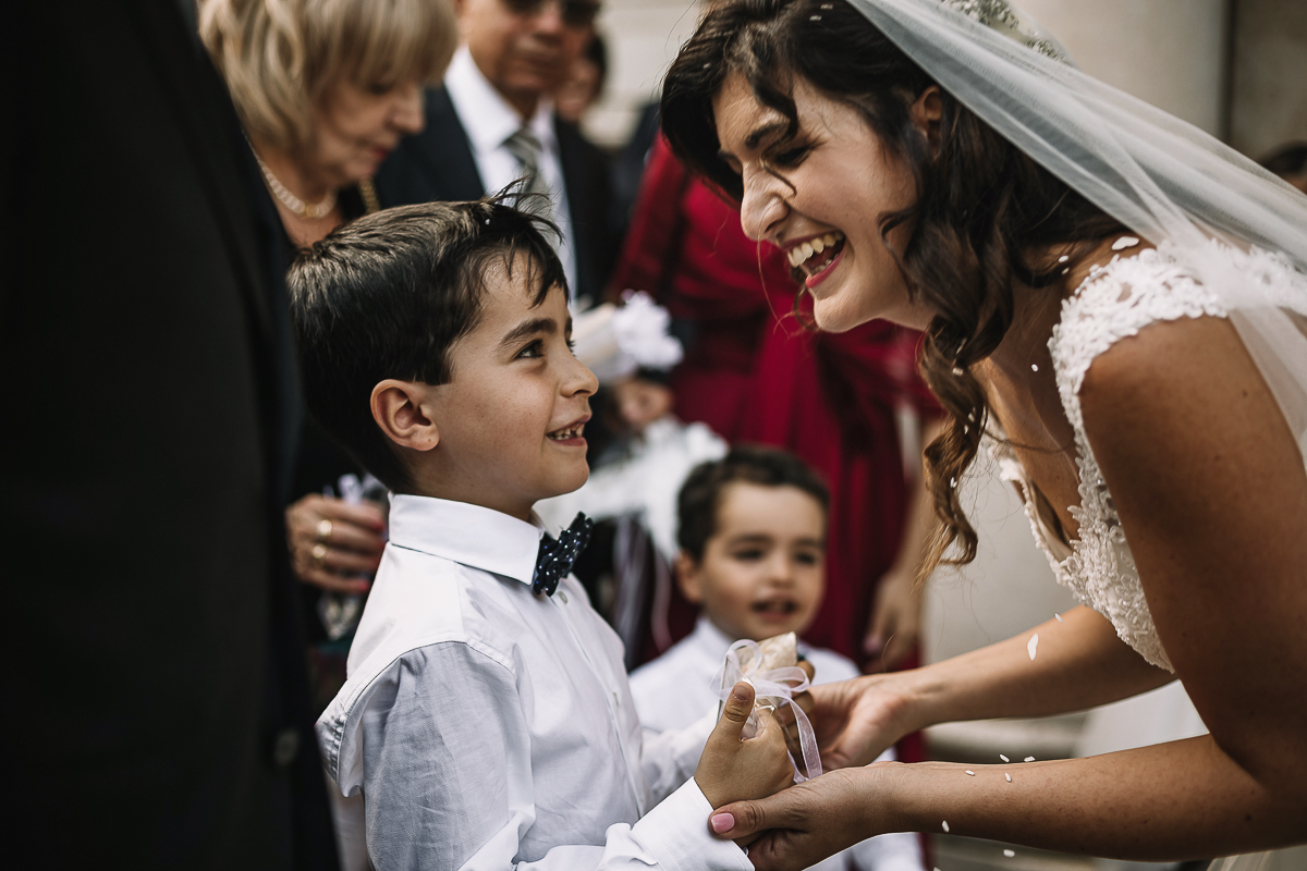 Matrimonio a Torino, cerimonia chiesa dei Santi Angeli Custodi. messa. lancio del riso. Sposa con il nipotino.