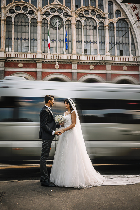 Matrimonio a Torino. Sessione di coppia davanti alla stazione di Porta Nuova.
