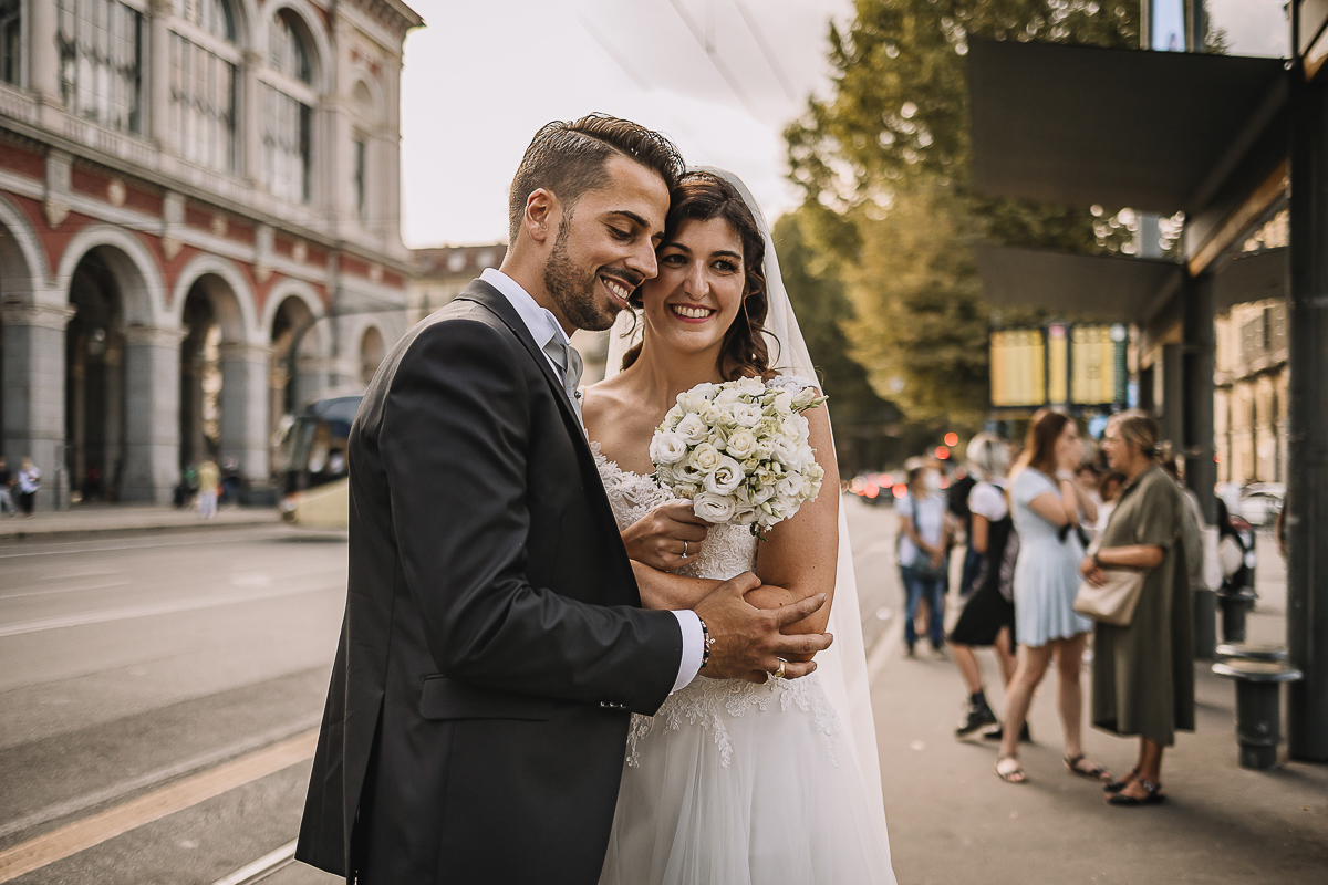 Matrimonio a Torino. Sessione di coppia davanti alla stazione di Porta Nuova.