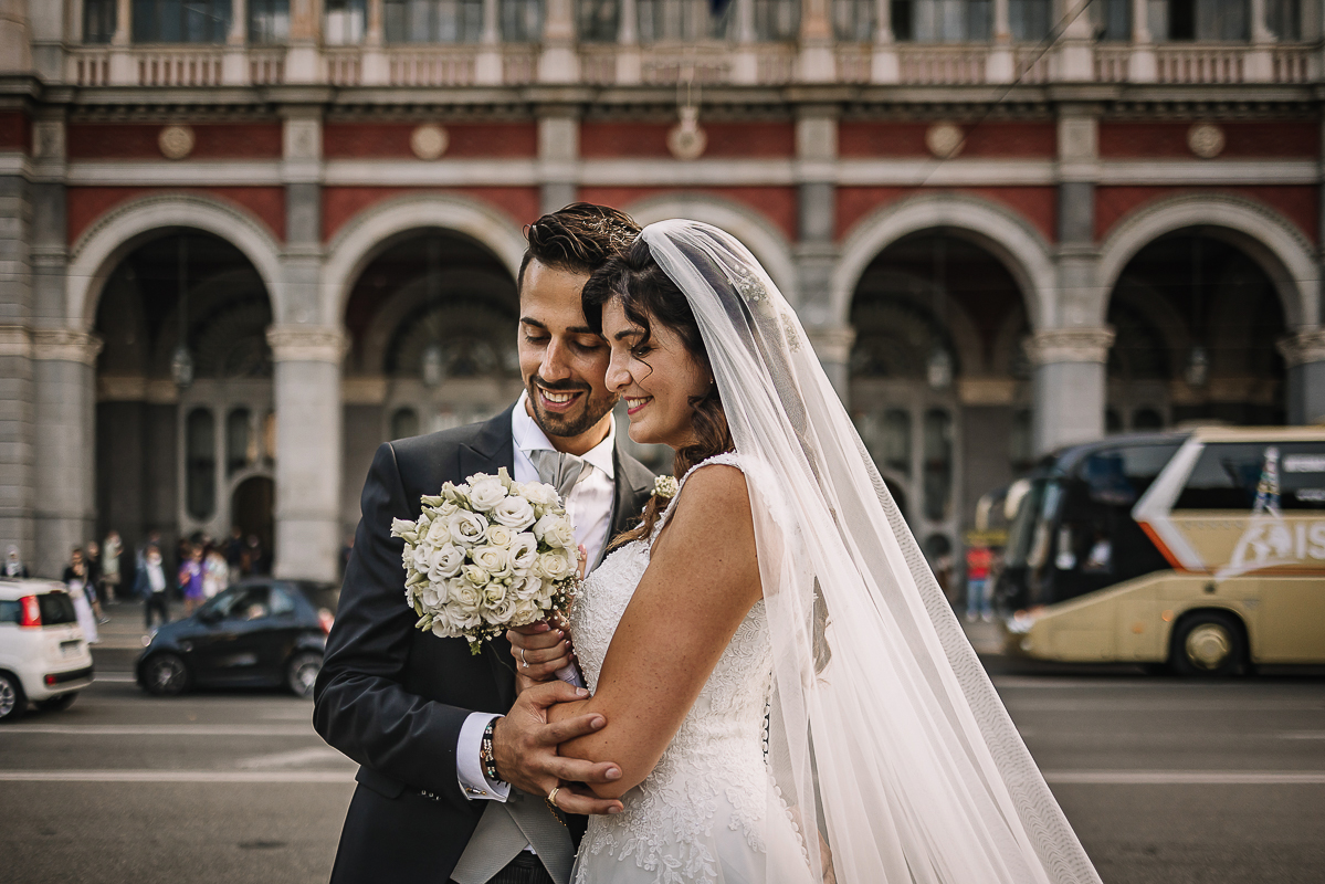 Matrimonio a Torino. Sessione di coppia davanti alla stazione di Porta Nuova.
