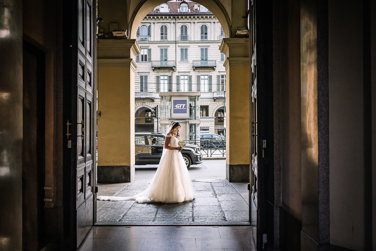 Matrimonio a Torino. Ritratto della sposa in corso Vittorio Emanuele.