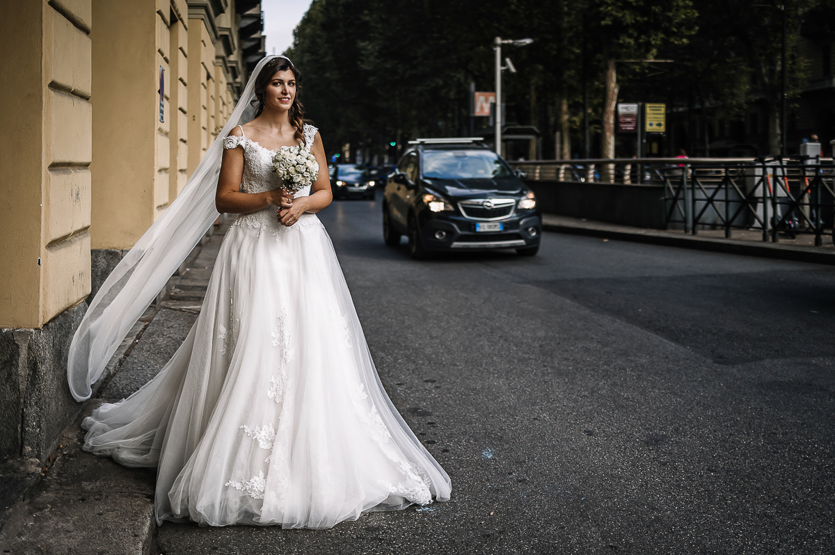 Matrimonio a Torino. Sposa aspetta lo sposo in corso Vittorio Emanuele.
