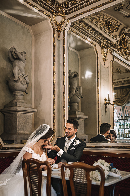 Matrimonio a Torino. Sessione di coppia nel Bar pasticceria Platti. pausa caffè.