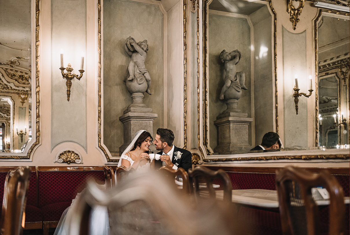 Matrimonio a Torino. Sessione di coppia nel Bar pasticceria Platti. pausa caffè