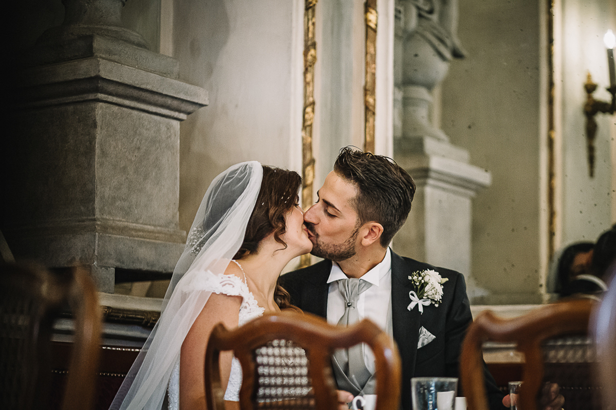 Matrimonio a Torino. Sessione di coppia nel Bar pasticceria Platti. pausa caffè. Bacio